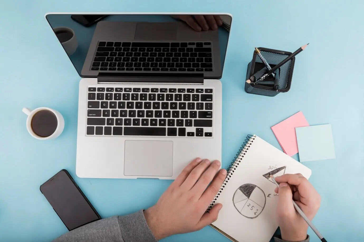 Draufsicht auf ein Schreibtisch-Konzept mit Laptop