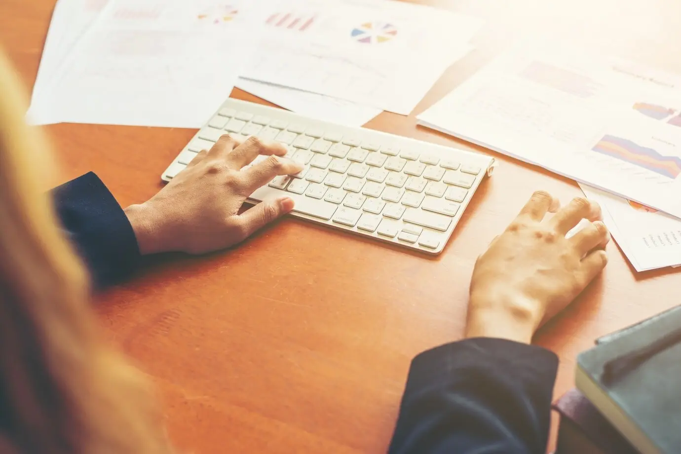 Eine Frau benutzt Tastatur und Maus.